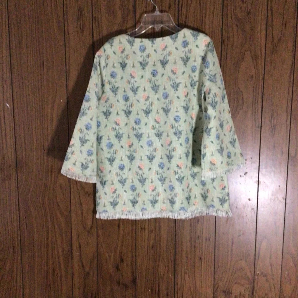 Tuckerneck Fringe and Floral top with pockets - Picture 6 of 7